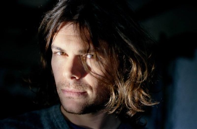 Grignani, ricoperto di fischi, sviene sul palco